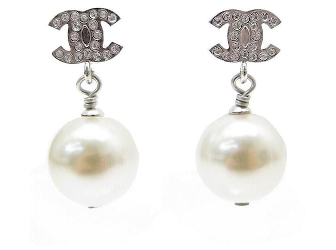 NEW CHANEL CC LOGO STRASS & PEARL PENDANT EARRINGS Silvery Metal  ref.1387820