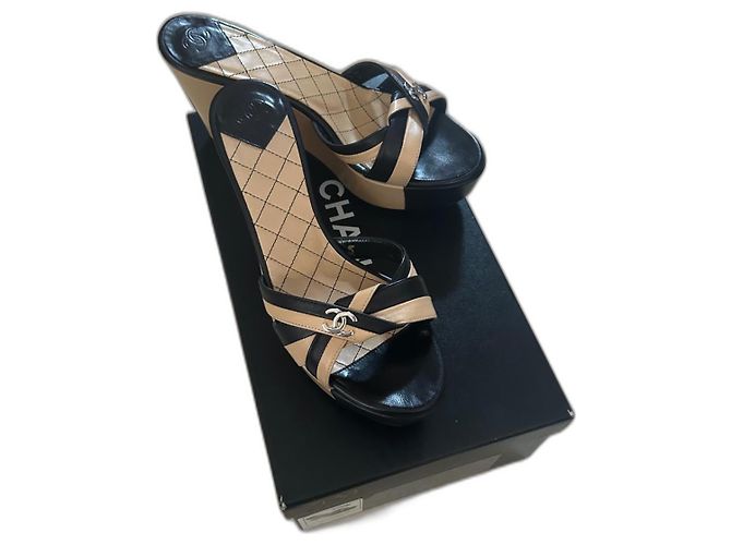 Sandali con zeppa Chanel in pelle nero e beige