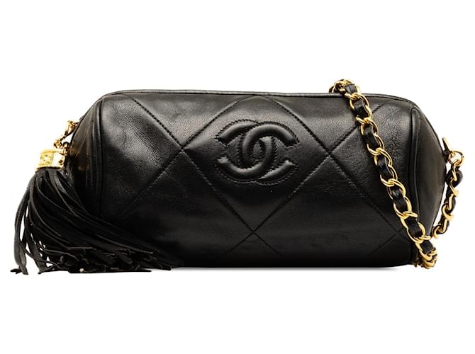 Bandolera tipo barril con borlas y piel de cordero acolchada Chanel negra Negro Cuero  ref.1388390