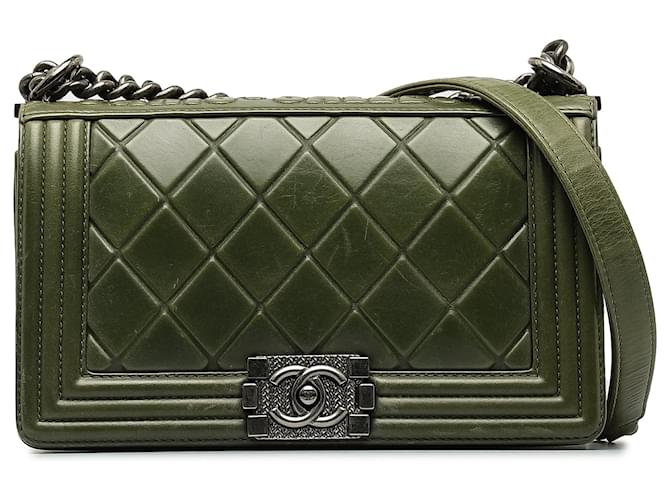 Boy Bolso bandolera pequeño con solapa para niño Chanel Paris-Salzburg en piel de becerro repujada verde Cuero  ref.1388413