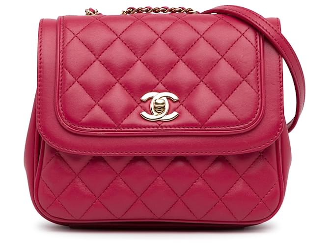 Bolsa Chanel pequena em pele de cordeiro rosa adorável com aba para dia Couro  ref.1388897