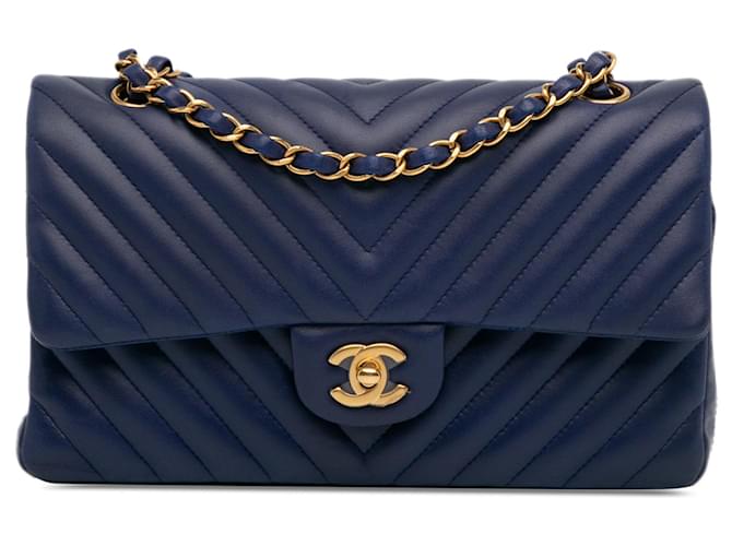 Marineblaue Chanel-Schultertasche mit Klappe, mittelgroß, mit Chevron-Muster und Lammlederfutter  ref.1388952