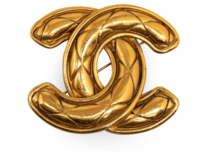 Gold Chanel CC Quilted Brooch Golden Metal  ref.1389035