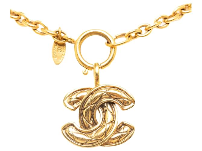 Colar com pingente acolchoado Chanel CC em ouro Dourado Ouro amarelo  ref.1389036