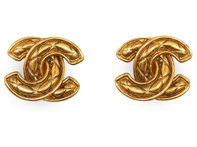 Clipe acolchoado Chanel CC dourado em brincos Banhado a ouro  ref.1389044