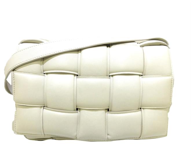 Bolsa crossbody de couro tipo cassete acolchoada Bottega Veneta branca Branco  ref.1389048