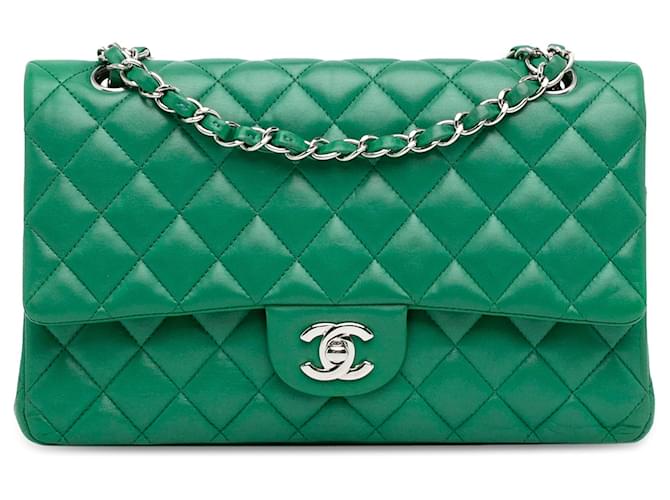 Borsa a tracolla con patta foderata in pelle di agnello classica media Chanel verde  ref.1389252