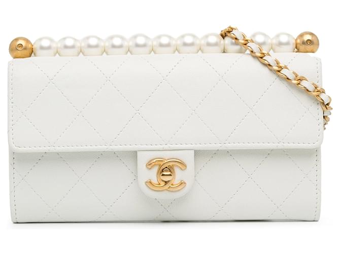 Wallet On Chain Portefeuille à perles chic en cuir de chèvre Chanel blanc sur sac à bandoulière en chaîne  ref.1389291