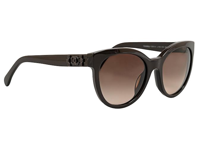 Óculos de sol Chanel pretos com tonalidade olho de gato  ref.1389421