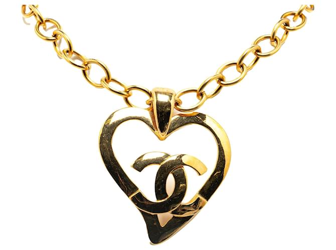 Collar con colgante de corazón Chanel CC de oro Dorado Oro amarillo  ref.1389526