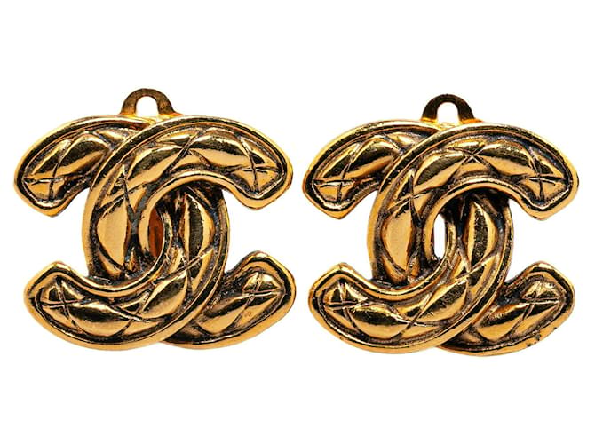 Boucles d'oreilles à clip matelassées CC Chanel dorées Plaqué or  ref.1389528