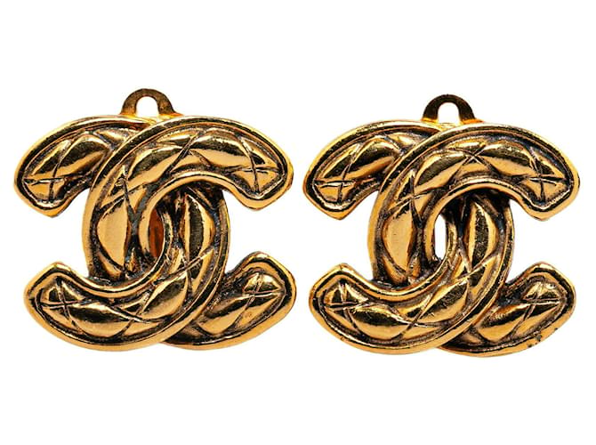 Clipe acolchoado Chanel CC dourado em brincos Banhado a ouro  ref.1389528