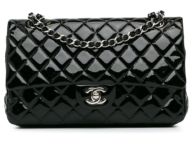 Schwarze mittelgroße klassische Chanel-Umhängetasche mit Überschlag und Innenfutter aus Lackleder  ref.1389723