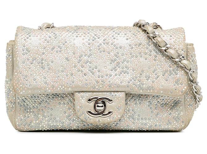 Bolso bandolera con solapa Mini Chanel plateado iridiscente y con tachuelas en piel de becerro Plata Cuero  ref.1389739