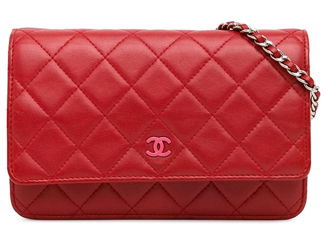 Wallet On Chain Portefeuille en cuir d'agneau classique Chanel rouge sur sac à bandoulière chaîne  ref.1389805