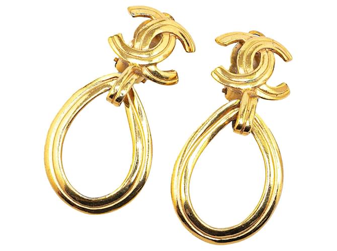 Boucles d'oreilles pendantes à clip Chanel CC dorées Plaqué or  ref.1389813