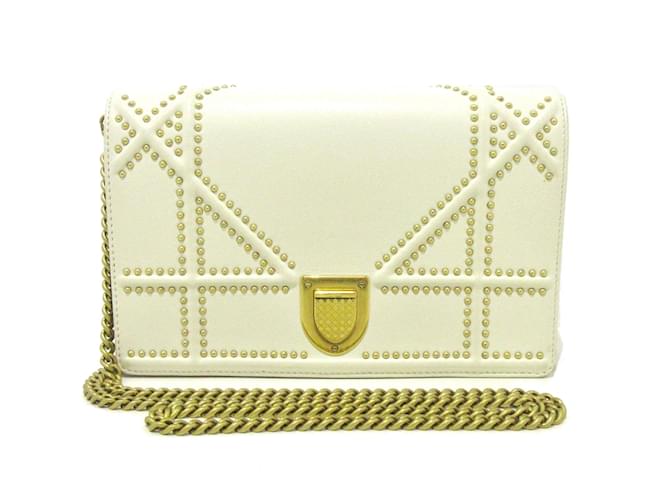 Portefeuille Diorama clouté en cuir de veau Dior blanc sur sac bandoulière chaîne  ref.1389887