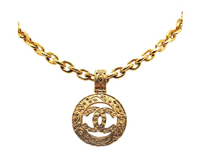 Colar com pingente redondo Chanel CC em ouro Dourado Ouro amarelo  ref.1389898