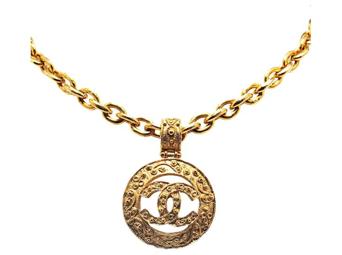 Goldene Chanel CC-Halskette mit rundem Anhänger Gelbes Gold  ref.1389898