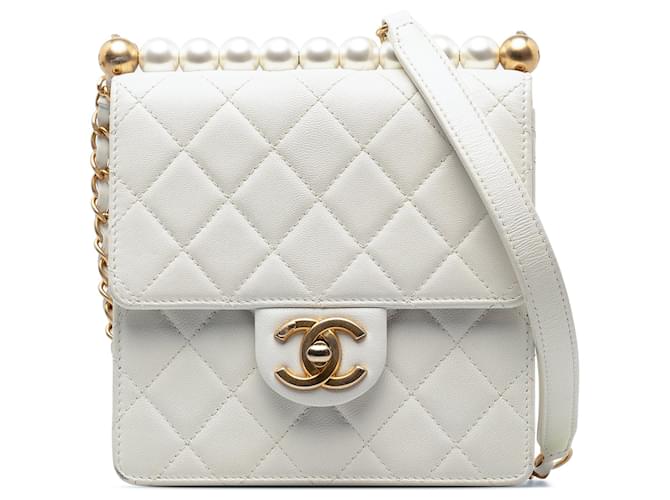 Kleine Chanel-Umhängetasche mit schicker Perlenklappe aus Lammleder in Weiß  ref.1389927