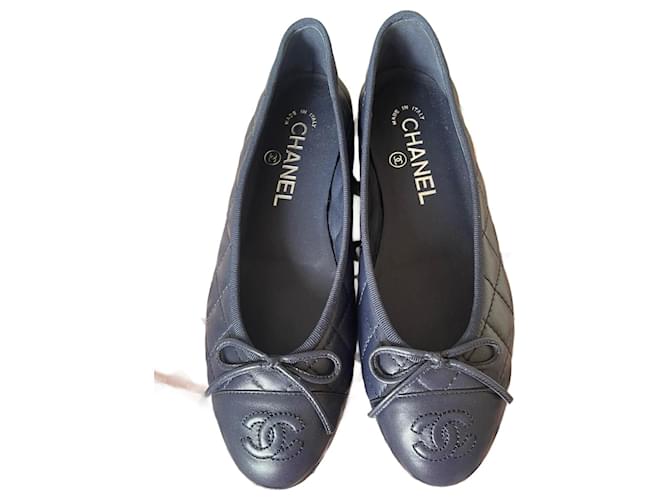 Chanel Ballettschuhe Marineblau Leder  ref.1391256