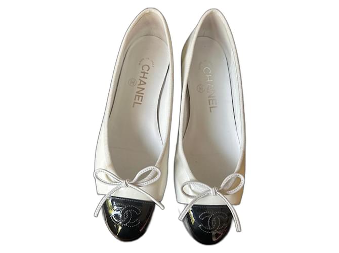 Cambon Chanel ballet flats White Patent leather  ref.1391261