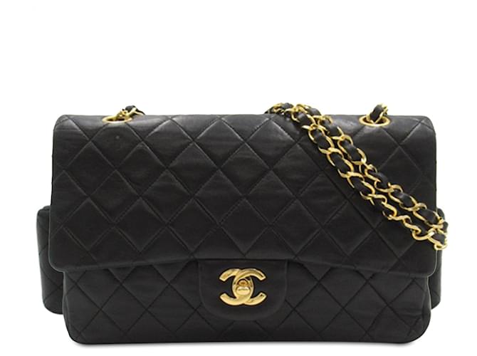 Bolso de hombro con solapa y forro de piel de cordero clásico mediano Chanel negro Cuero  ref.1391643