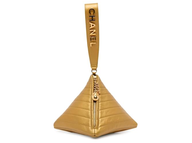 Pochette in pelle piramidale Chanel color oro D'oro  ref.1392144