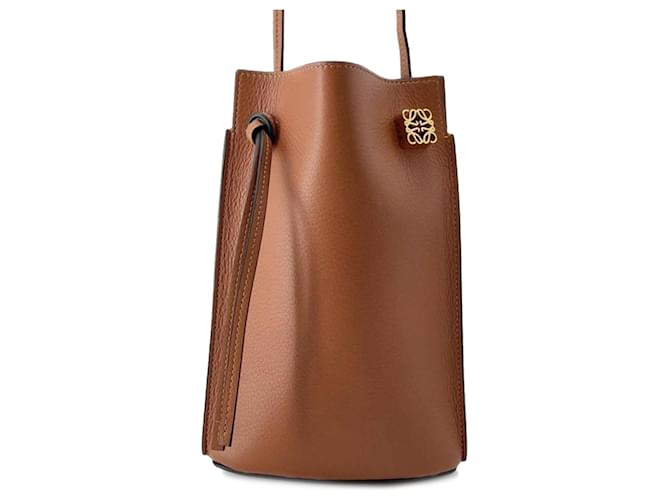 Bandolera con bolsillo para dados en piel de becerro LOEWE marrón Castaño Cuero  ref.1392248