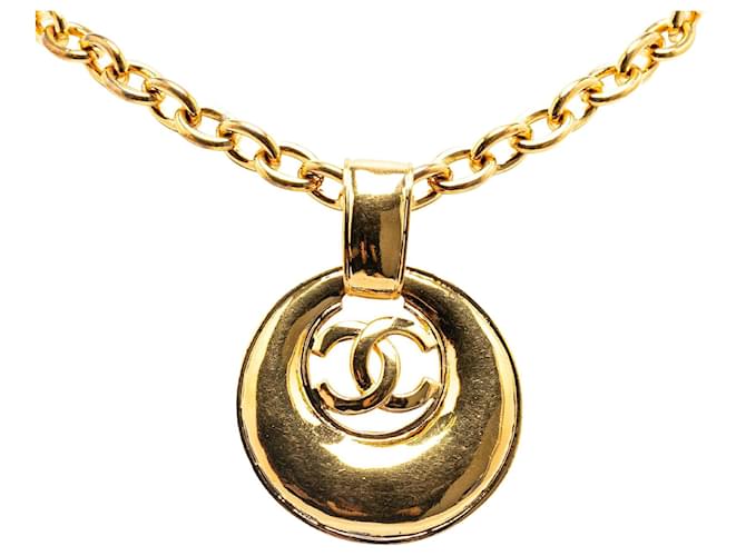 Collar con colgante redondo CC chapado en oro Chanel dorado  ref.1392259