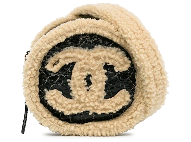 Pochette ronde en peau de mouton froissée brillante Chanel noire avec sac à bandoulière en chaîne Cuir  ref.1392364