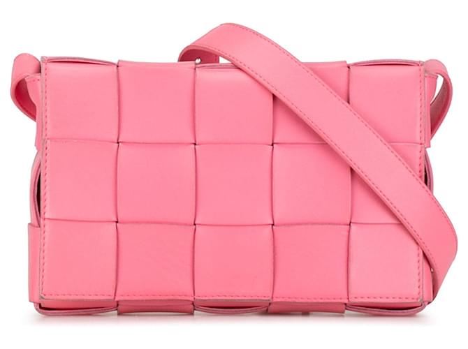 Bandolera Bottega Veneta Maxi de piel de cordero Intrecciato Cassette rosa Cuero  ref.1392555