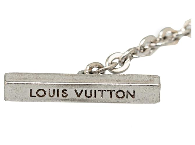 Colar com pingente quadrado com logotipo Louis Vuitton V em prata  ref.1392599