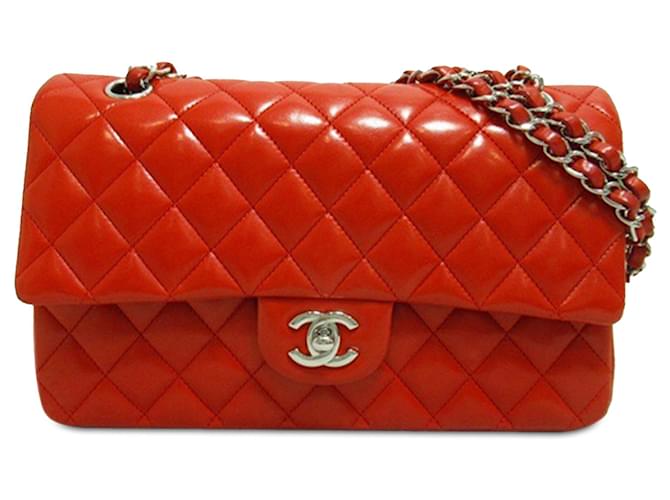 Bolso de hombro con solapa y forro de piel de cordero clásico mediano Chanel rojo Roja Cuero  ref.1392709