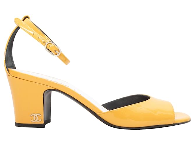 Gelbe Chanel-Sandalen aus Lackleder mit Knöchelriemen und Absatz, Größe 39  ref.1392732