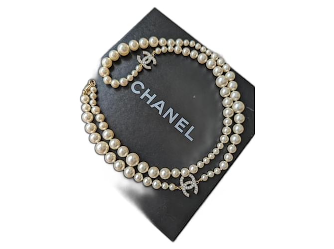 Chanel Collar largo de declaración de perlas CC A11V Classic con herrajes dorados en caja Metal  ref.1393229