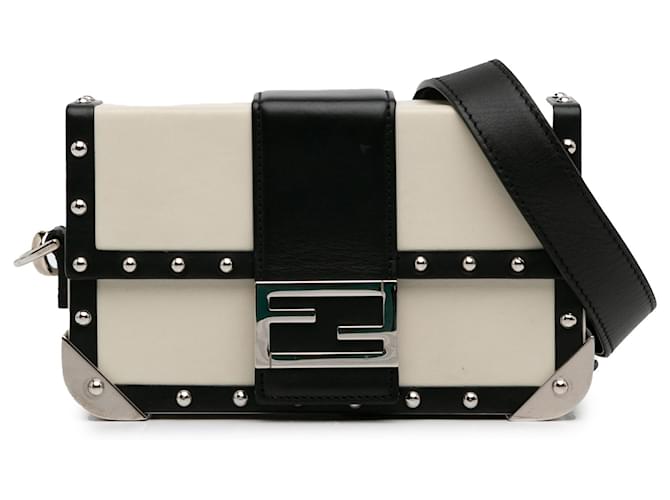 Fendi – Weißer kleiner Baguette-Koffer aus Leder mit Nieten Kalbähnliches Kalb  ref.1393625