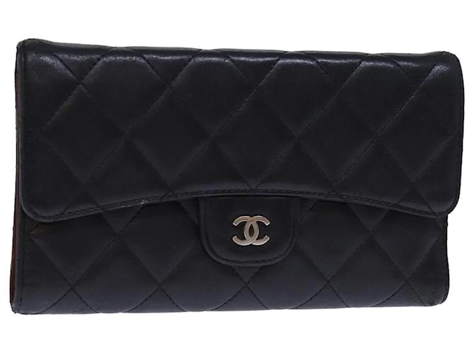 CHANEL Carteira Longa Matelassê Pele de Cordeiro Preta CC Auth yk12499 Preto  ref.1393771