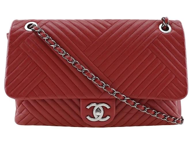 Chanel Quilted Leather Chain Shoulder Bag Leather Crossbody Bag in Good condition  ref.1394039