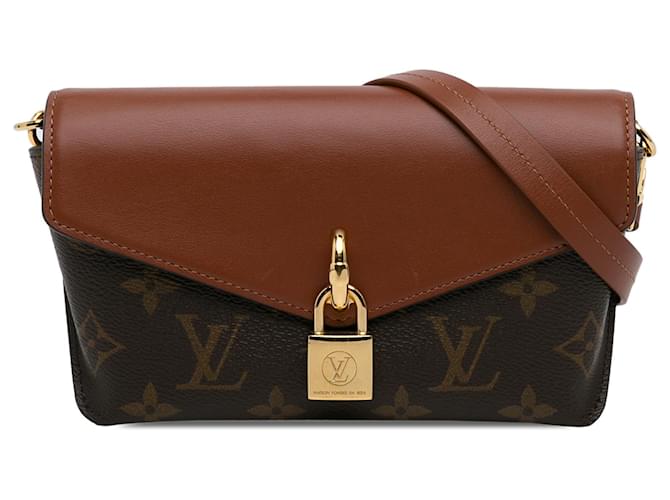Lucchetto con monogramma marrone Louis Vuitton sul cinturino Tela  ref.1394237