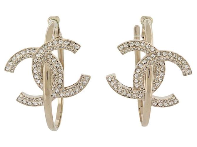 NEUF BOUCLES D'OREILLES CHANEL CREOLES LOGO CC & STRASS 2022 LOOP METAL EARRINGS Métal Doré  ref.1394640