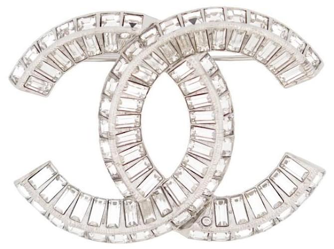 Other jewelry NEW CHANEL BROOCH CC LOGO STRASS IN SILVER METAL SILVER STEEL BROOCH Silvery  ref.1394641