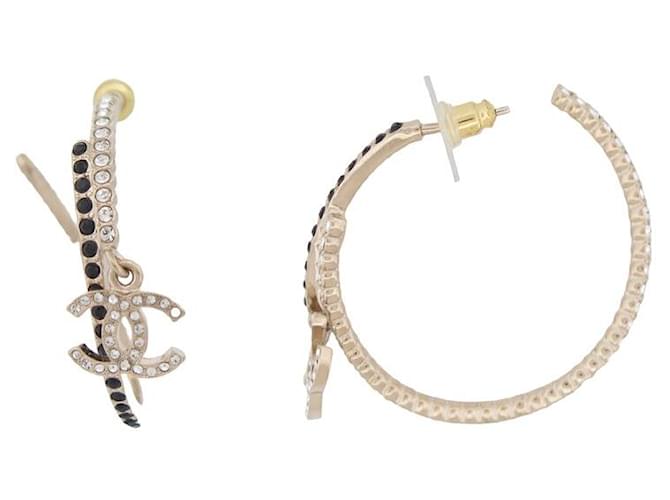 BOUCLES D'OREILLES CHANEL CREOLES LOGO CC & STRASS NOIR BLANC 2022 LOOP EARRINGS Métal Doré  ref.1394643