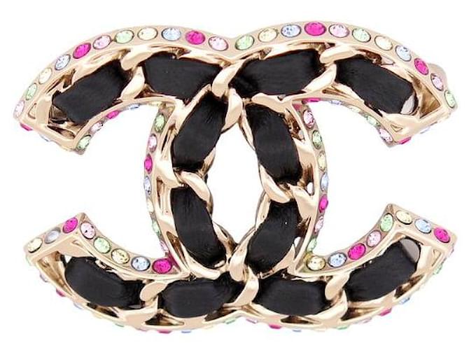 Altri gioielli NUOVA SPILLA CHANEL LOGO CC E STRASS MULTICOLOR IN METALLO NUOVA SPILLA IN ORO D'oro  ref.1394726