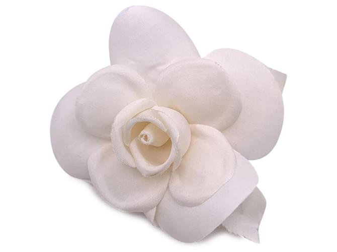 Chanel Broche camélia en tissu blanc vintage avec fleur de camélia Toile  ref.1395970