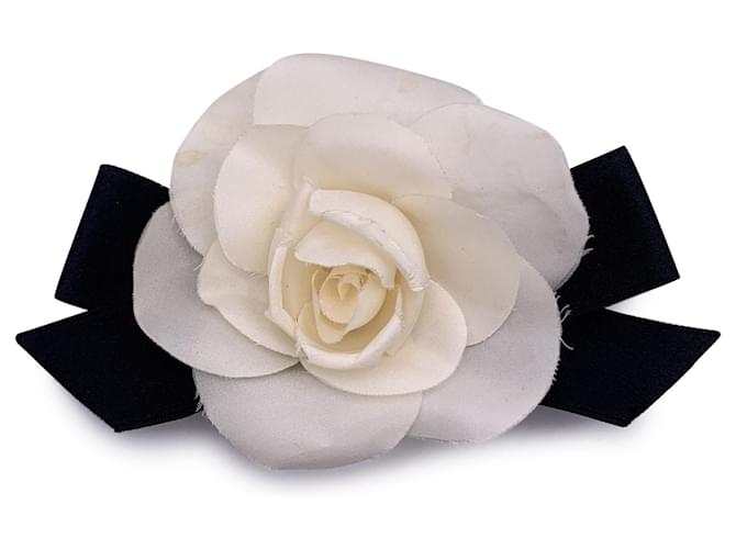 Chanel Broche de camélia com laço de cetim preto de seda branca vintage Branco Lona  ref.1395971