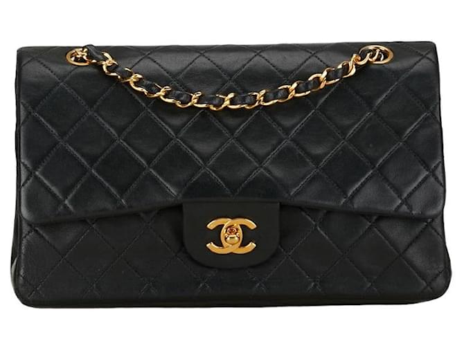 Chanel Bolso de hombro de cuero con bolso con solapa forrado clásico mediano en buen estado  ref.1396062