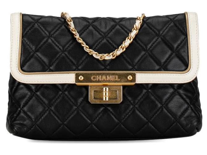 Chanel Reedição Bolsa de couro acolchoada com aba de corrente Bolsa de ombro de couro em bom estado  ref.1396167