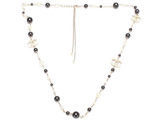 Collana Chanel con perle finte e stazione CC Collana in metallo in condizioni eccellenti  ref.1396647