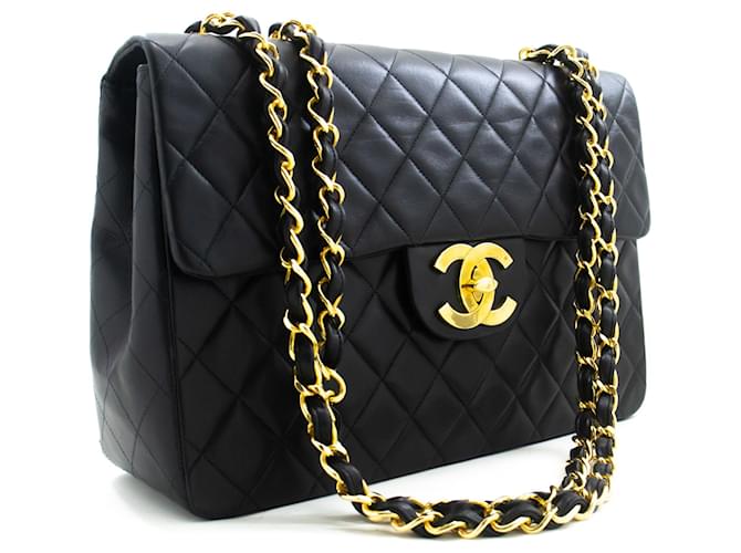 CHANEL Klassische große 13" Umhängetasche mit Kettenriemen aus schwarzem Lammleder  ref.1396880